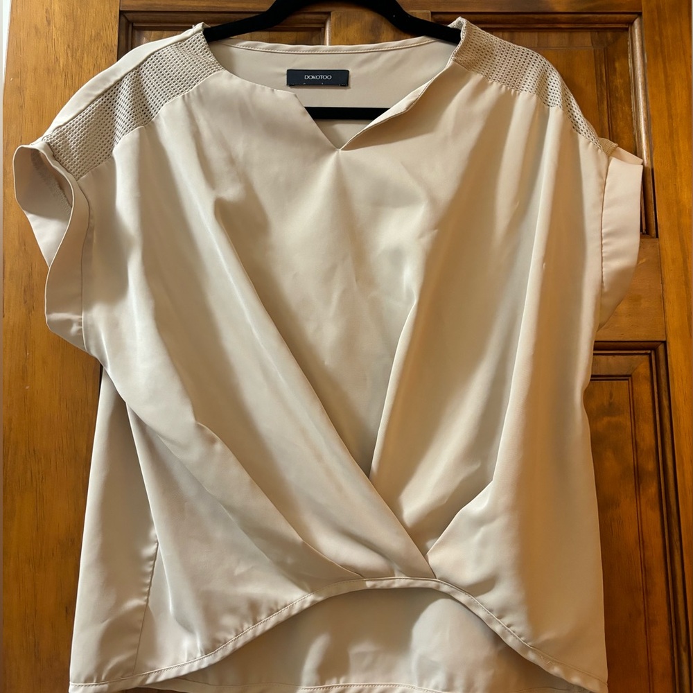 Beige/cream top with twist front and cut out sleeves. Size small. Worn once.